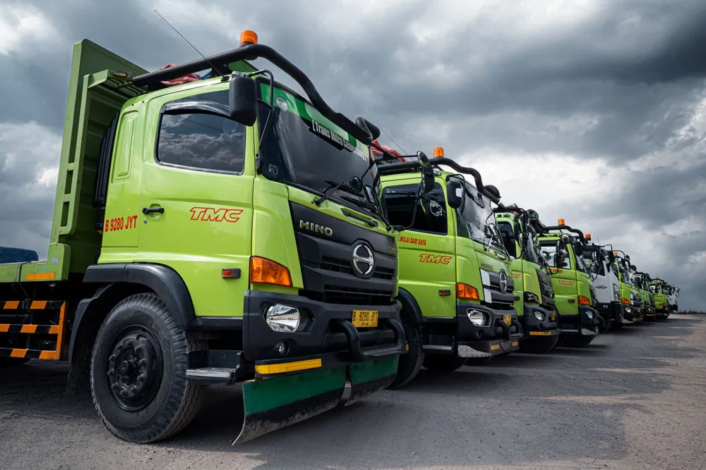 Barisan truk Hino milik Trans Mitra Cemerlang