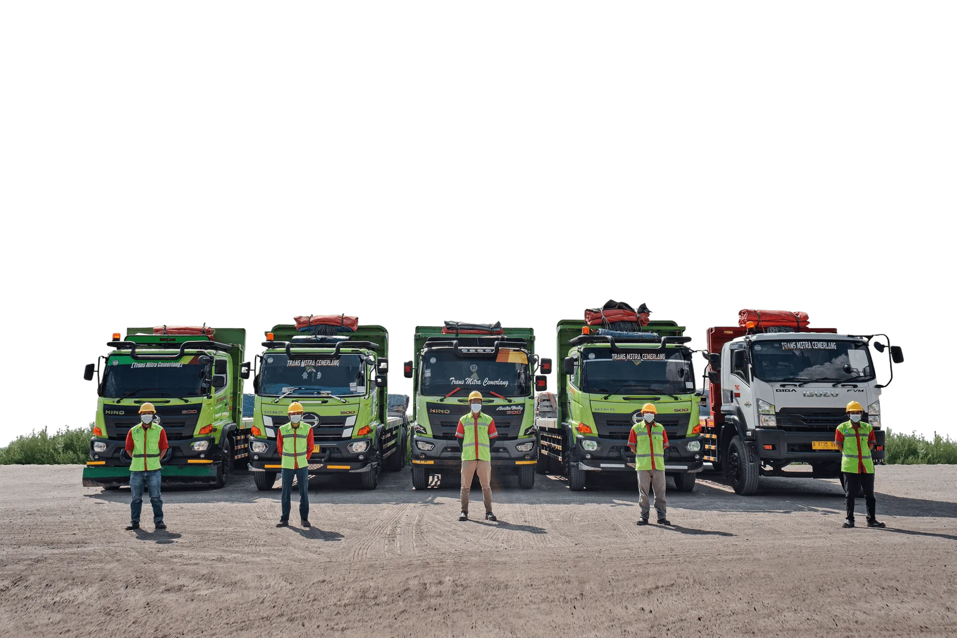 Armada truk Trans Mitra Cemerlang beserta para pengemudi